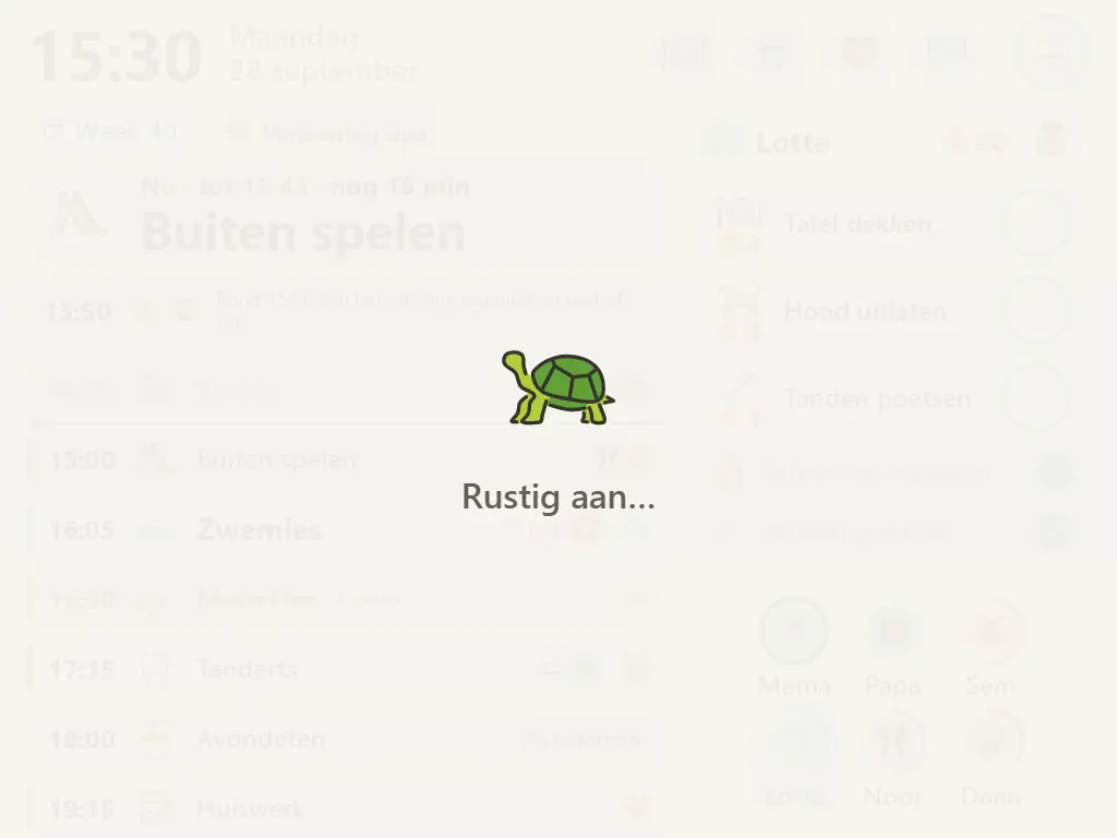 Een schildpad met de tekst "Rustig aan…": na meer dan zes tikken in twee seconden wacht het bord drie seconden, zodat een kleuter niet alles tegelijk aantikt.