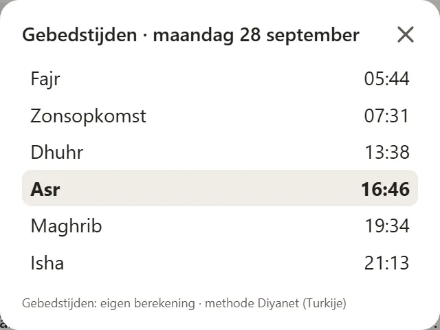 De gebedstijden van maandag 28 september, geopend vanaf het bord: Fajr 05:44, zonsopkomst 07:31, Dhuhr 13:38, Asr 16:46 (het volgende gebed), Maghrib 19:34 en Isha 21:13.