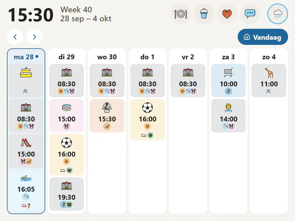 De weekagenda op het bord, week 40 met maandag 28 september als vandaag: school van maandag tot en met vrijdag, zwemles, voetbal, judo en in het weekend de dierentuin, met wie er meegaat.