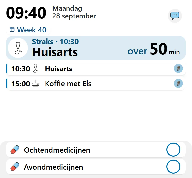 Het bord van Ria in grote letters met sterk contrast, maandagochtend: straks om 10:30 de huisarts, om 15:00 koffie met Els, en de ochtend- en avondmedicijnen om af te vinken.