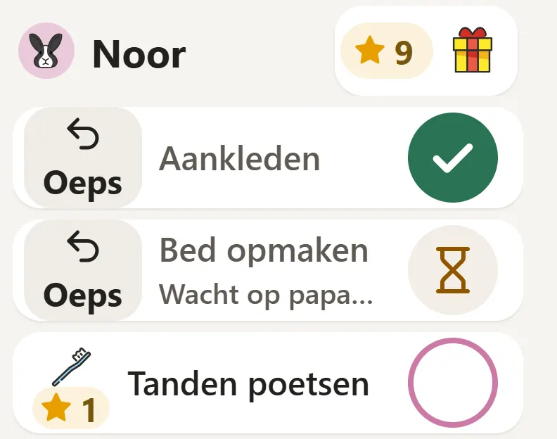 De taken van Noor op het bord, maandag om kwart voor acht: aankleden is afgevinkt, bed opmaken wacht op papa of mama, en tanden poetsen staat nog open. Rechtsboven haar 9 sterren.