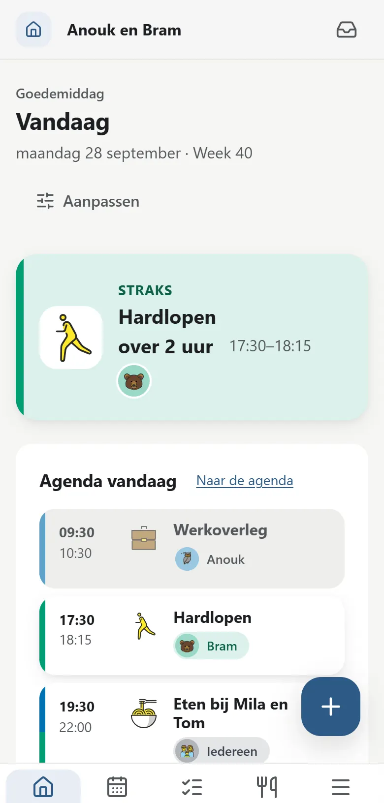 De app van Anouk en Bram op een telefoon, maandagmiddag: straks hardlopen, en de agenda van vandaag met een werkoverleg en een etentje bij vrienden. Geen kinderen, ritten of beloningen.