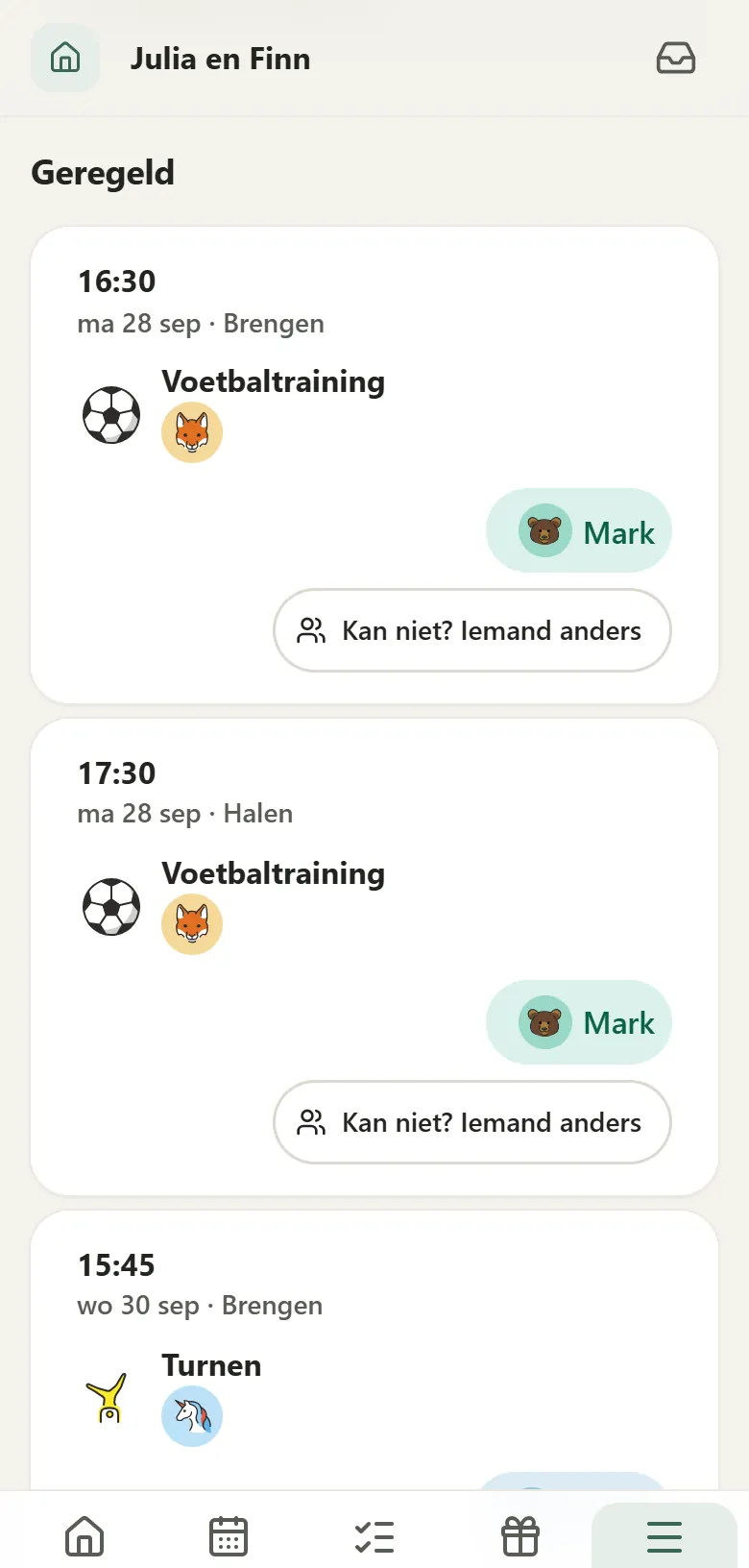 De app van Sanne op een telefoon, bij Ritten, Geregeld: maandag 28 september brengt Mark, de andere ouder, Finn om 16:30 naar voetbaltraining en haalt hem om 17:30 weer op. Daaronder woensdag turnen voor Julia.