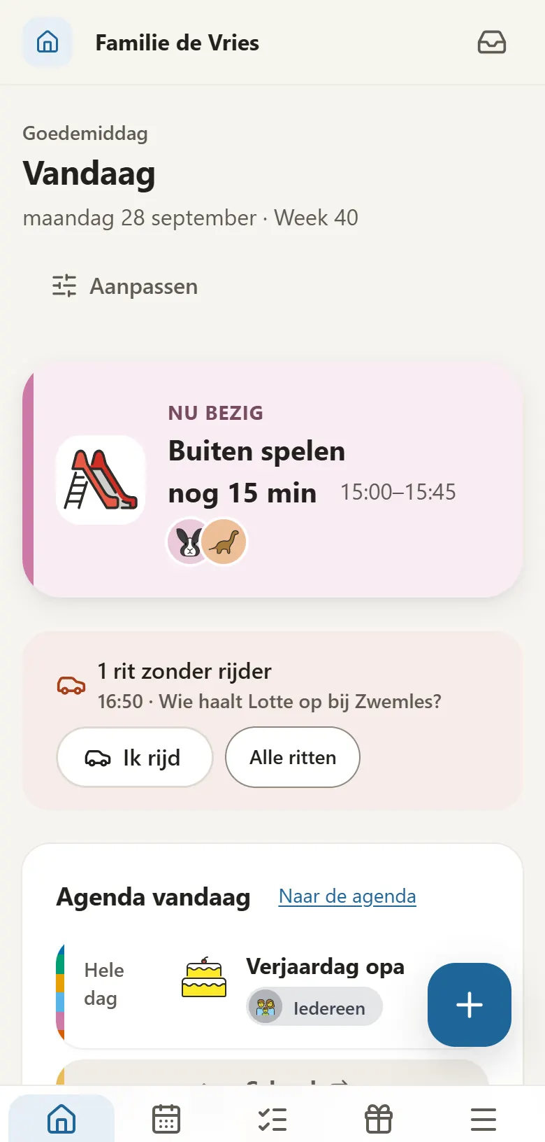 De app op een telefoon, maandag 28 september om half vier: nu buiten spelen, één rit zonder rijder (wie haalt Lotte om 16:50 op bij zwemles?) en de agenda van vandaag.