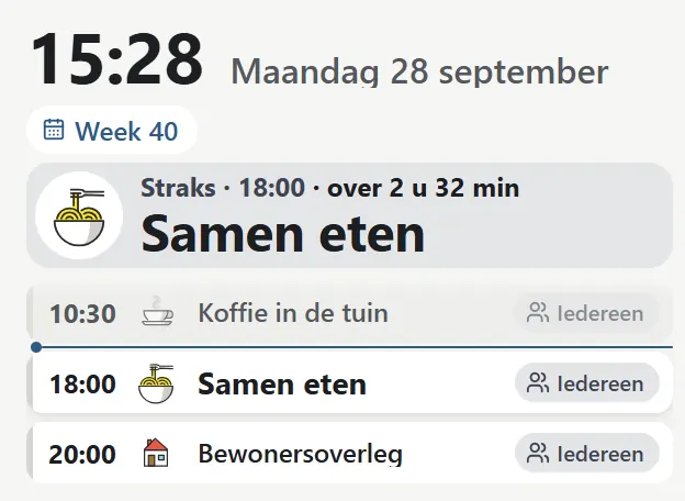 Het bord in de gemeenschappelijke ruimte van een hofje, maandag 28 september: straks om 18:00 samen eten, en verder koffie in de tuin om 10:30 en bewonersoverleg om 20:00, voor iedereen.